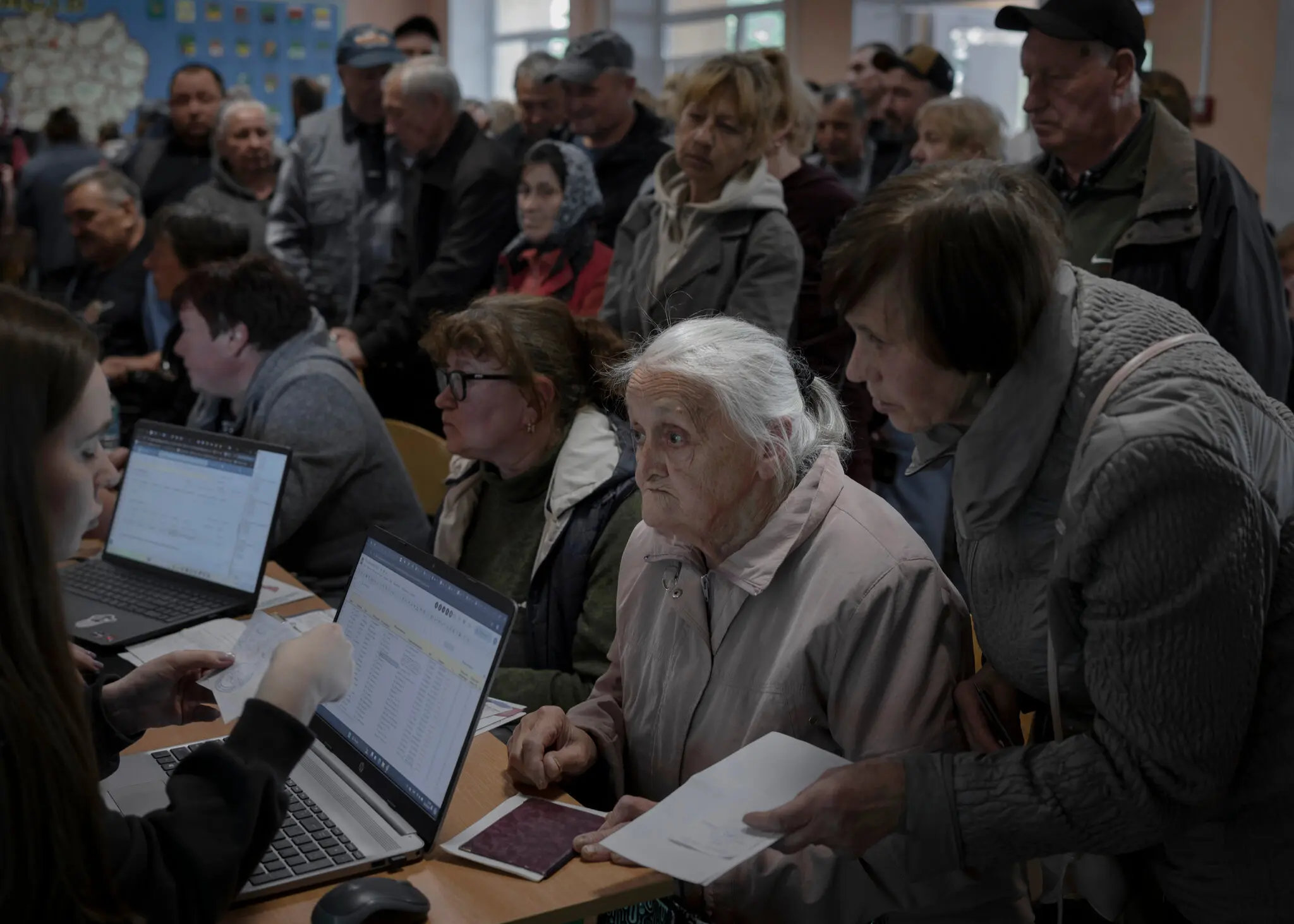 Мешканці села Липці, що на північному сході України, прибувають на евакуаційний пункт, прямуючи до Харкова 12 травня.